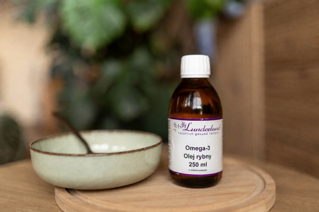 Butelka Lunderland Omega-3 250 ml obok ceramicznej miski