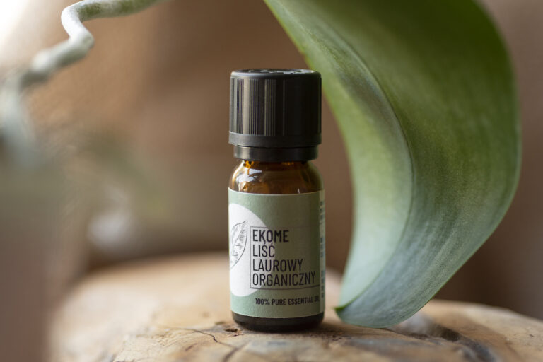 Butelka olejku eterycznego Liść Laurowy Ekome® w naturalnej aranżacji